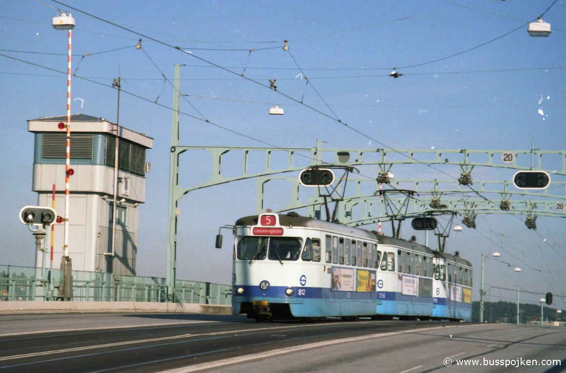 Cars 812-736-770 on top of the bascule bridge over the river, an adorable evening in July 2000.