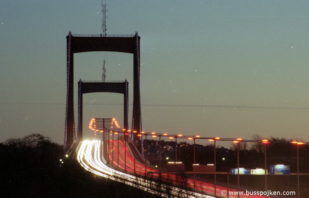 Älvsborgsbron, a December evening in 2003.